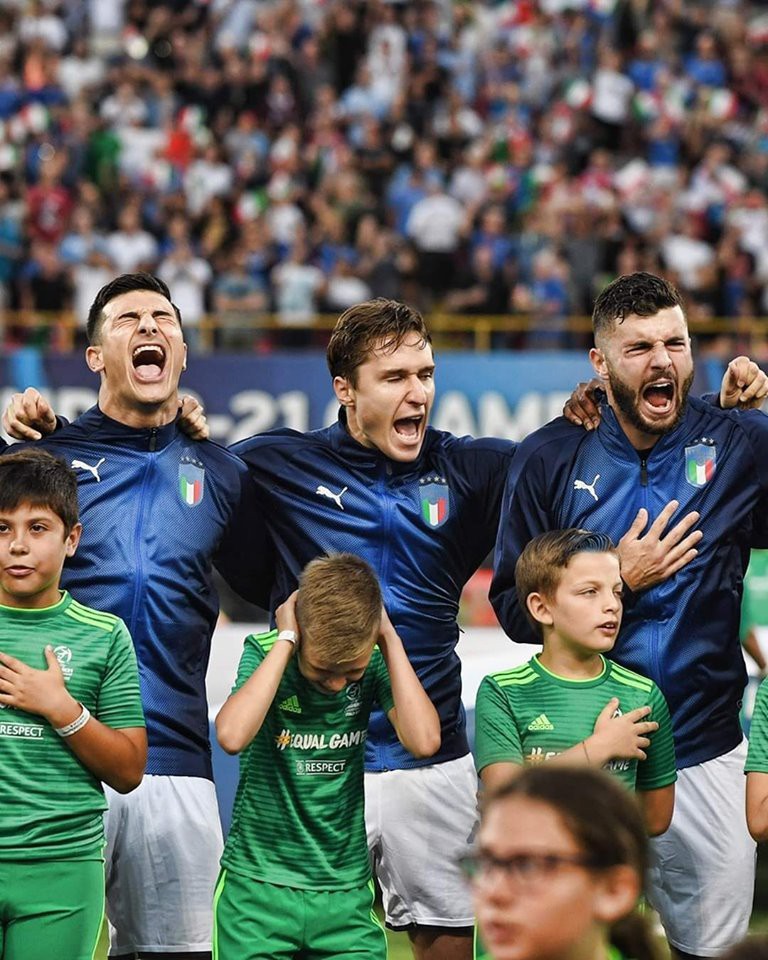 Màn hát quốc ca siêu hoành tráng của dàn cầu thủ đẹp trai Italy khiến các cậu bé mascot bịt tai sợ hãi - Ảnh 1.