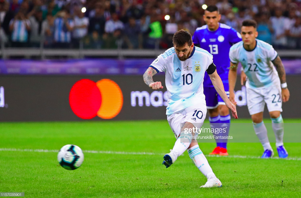 Một siêu sao nổi tiếng khô khan, rụt rè như Messi cuối cùng cũng biết cách chiều fan bằng hành động thân thương này - Ảnh 1.