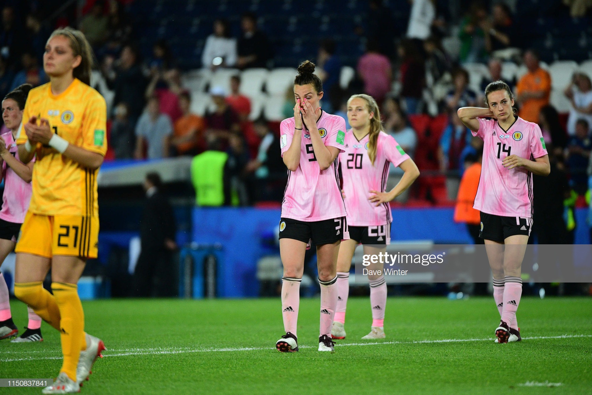 Dẫn trước 3 bàn nhưng bị gỡ hòa trong vỏn vẹn 20 phút, tuyển nữ Scotland bật khóc nức nở khi bị loại khỏi World Cup nữ 2019 - Ảnh 3.