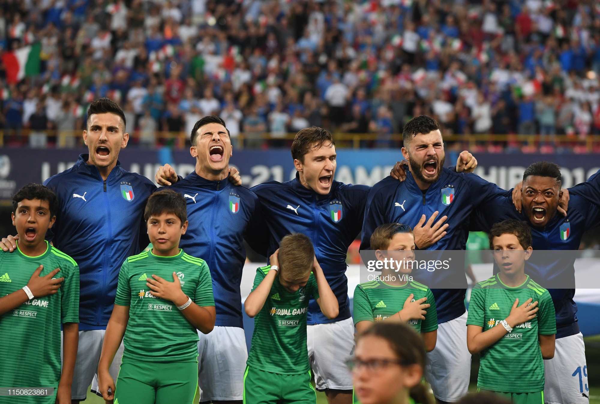 Màn hát quốc ca siêu hoành tráng của dàn cầu thủ đẹp trai Italy khiến các cậu bé mascot bịt tai sợ hãi - Ảnh 2.