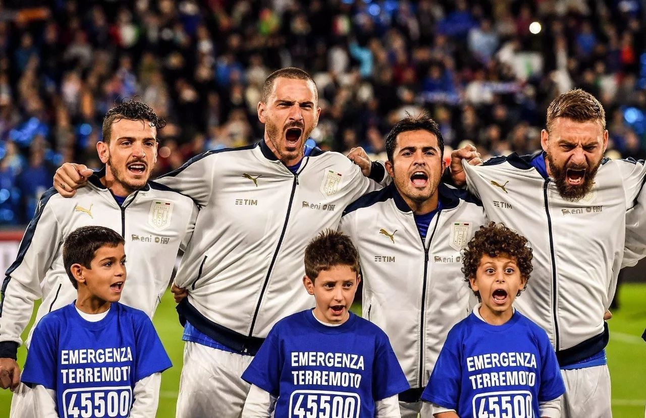 Màn hát quốc ca siêu hoành tráng của dàn cầu thủ đẹp trai Italy khiến các cậu bé mascot bịt tai sợ hãi - Ảnh 4.