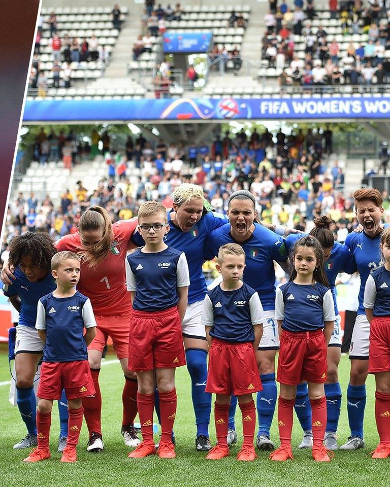 Màn hát quốc ca siêu hoành tráng của dàn cầu thủ đẹp trai Italy khiến các cậu bé mascot bịt tai sợ hãi - Ảnh 5.