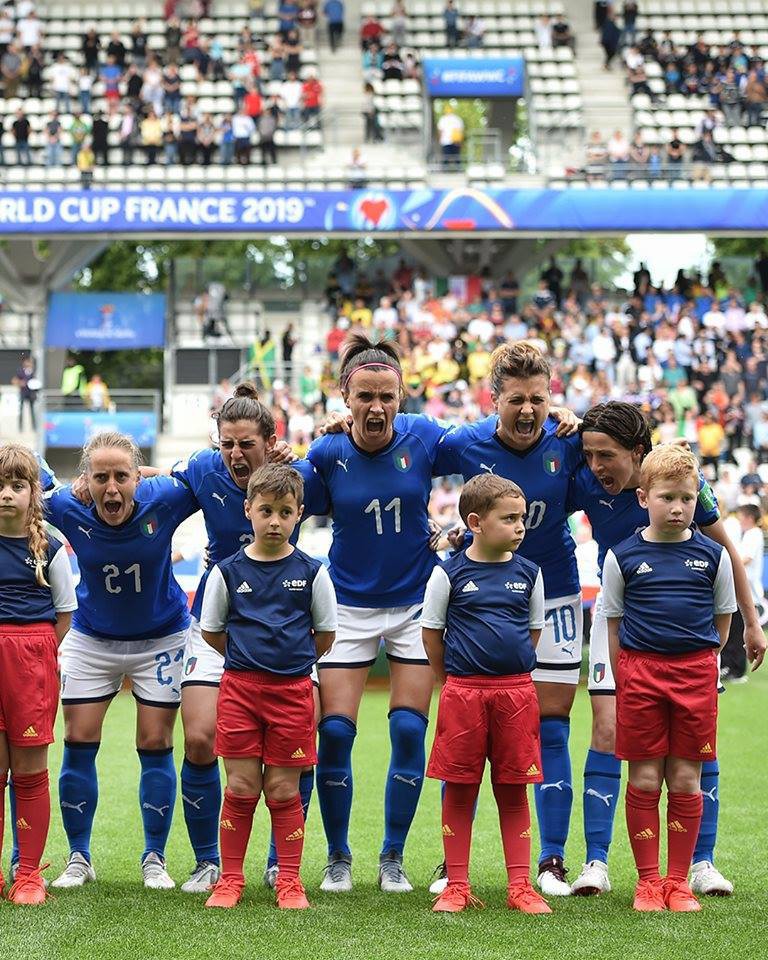 Màn hát quốc ca siêu hoành tráng của dàn cầu thủ đẹp trai Italy khiến các cậu bé mascot bịt tai sợ hãi - Ảnh 6.