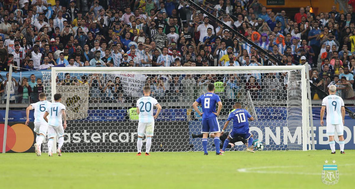 Messi chấm dứt nỗi ám ảnh trên chấm phạt đền nhưng Argentina tiếp tục đón nhận kết quả thất vọng - Ảnh 10.