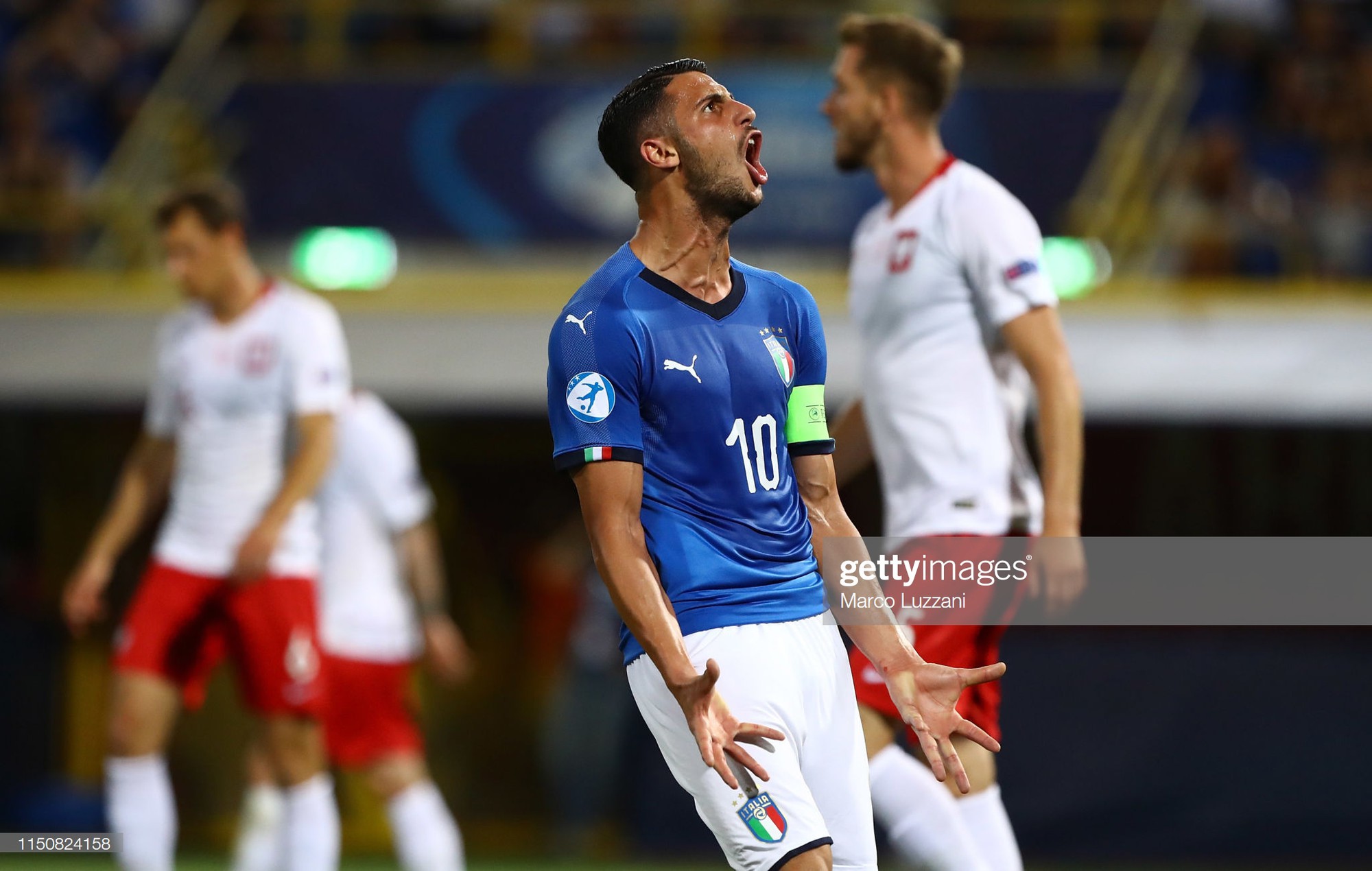 Màn hát quốc ca siêu hoành tráng của dàn cầu thủ đẹp trai Italy khiến các cậu bé mascot bịt tai sợ hãi - Ảnh 7.
