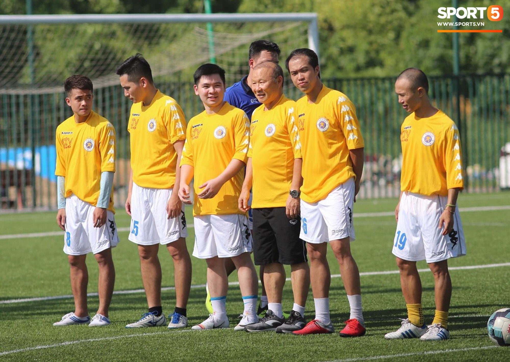 HLV Park Hang-seo xỏ giày vào sân so tài với các phóng viên, nhà báo thể thao Việt Nam - Ảnh 4.