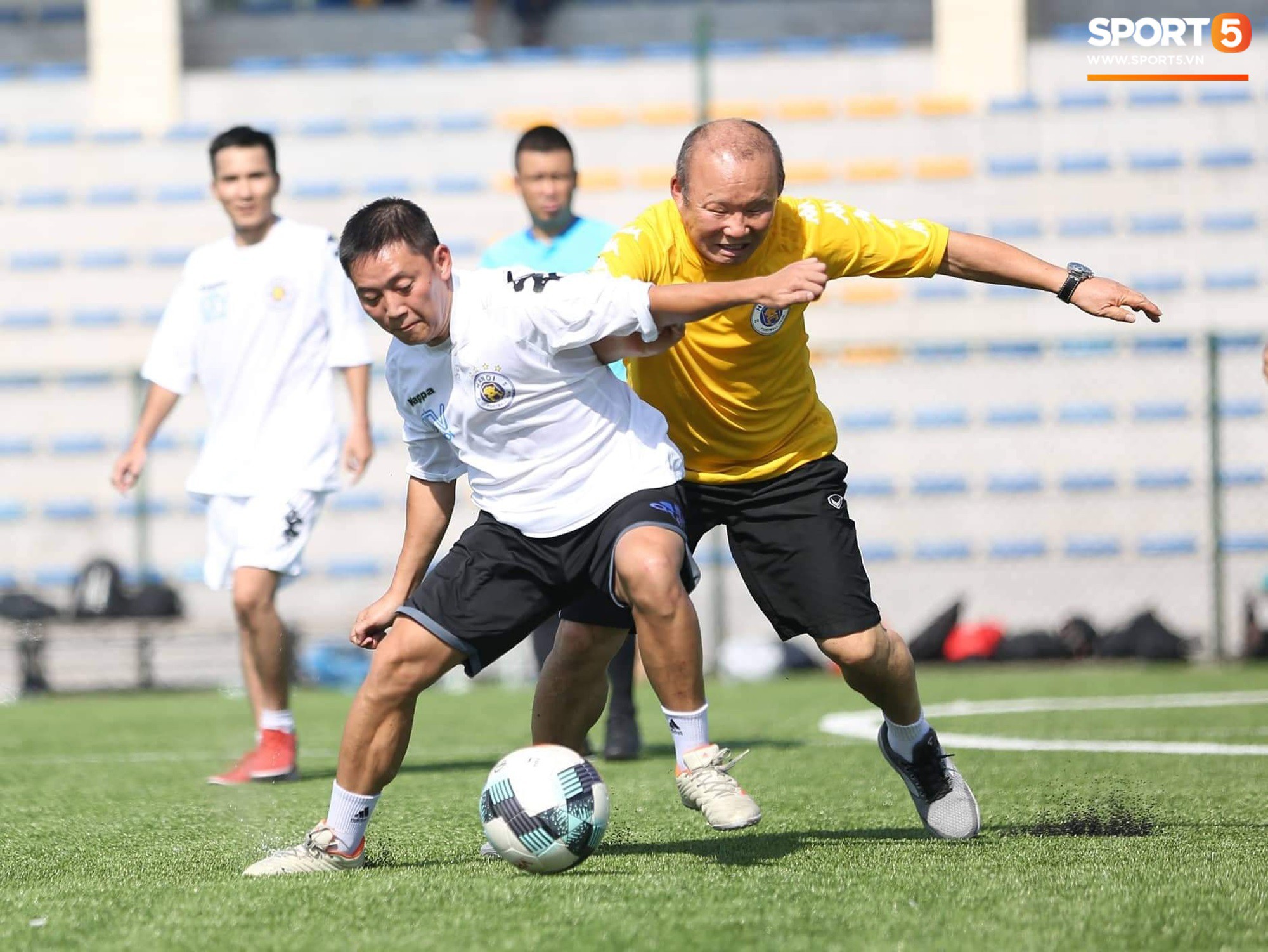 HLV Park Hang-seo xỏ giày vào sân so tài với các phóng viên, nhà báo thể thao Việt Nam - Ảnh 5.