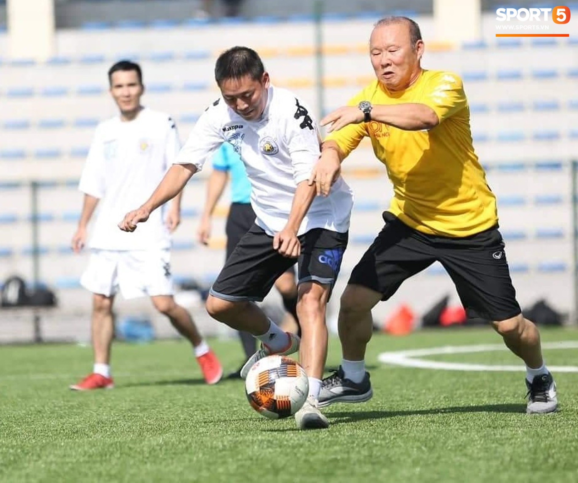 HLV Park Hang-seo xỏ giày vào sân so tài với các phóng viên, nhà báo thể thao Việt Nam - Ảnh 9.