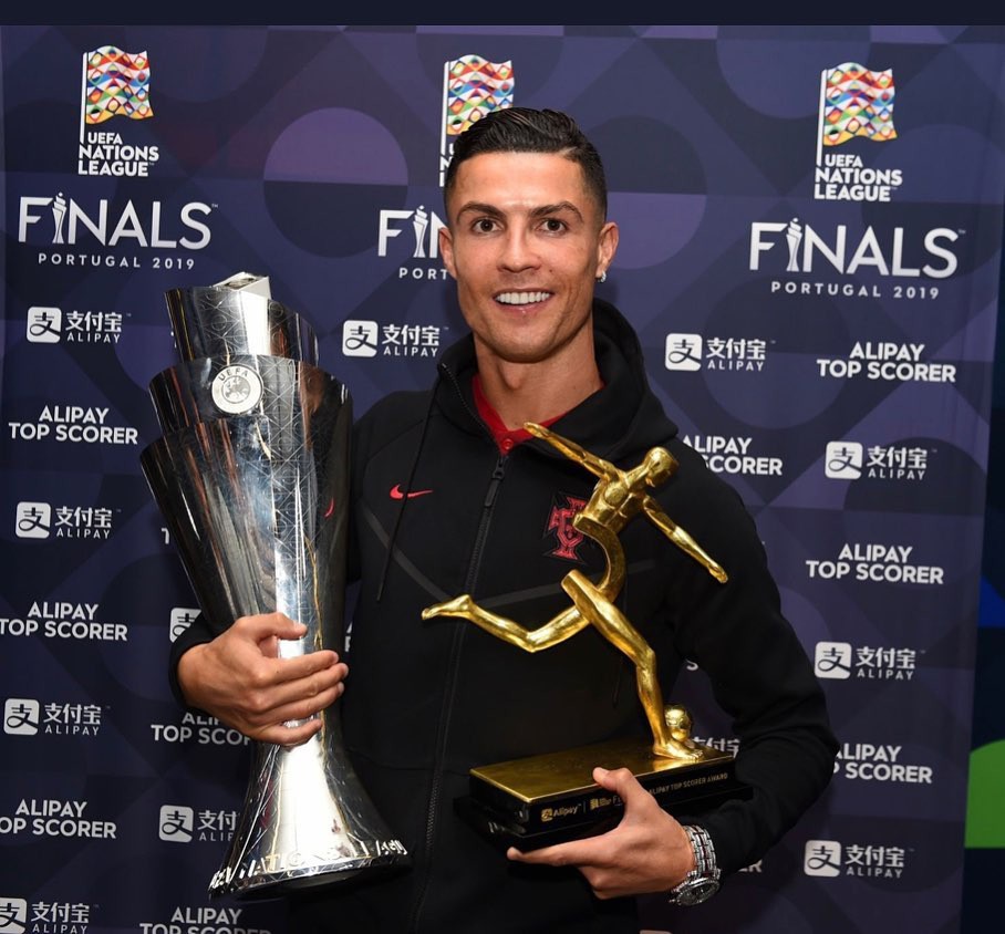 Ronaldo bất ngờ viết tâm thư trên mạng xã hội và các fan mới vỡ òa về bảng thành tích khủng của CR7 trong năm vừa qua - Ảnh 2.