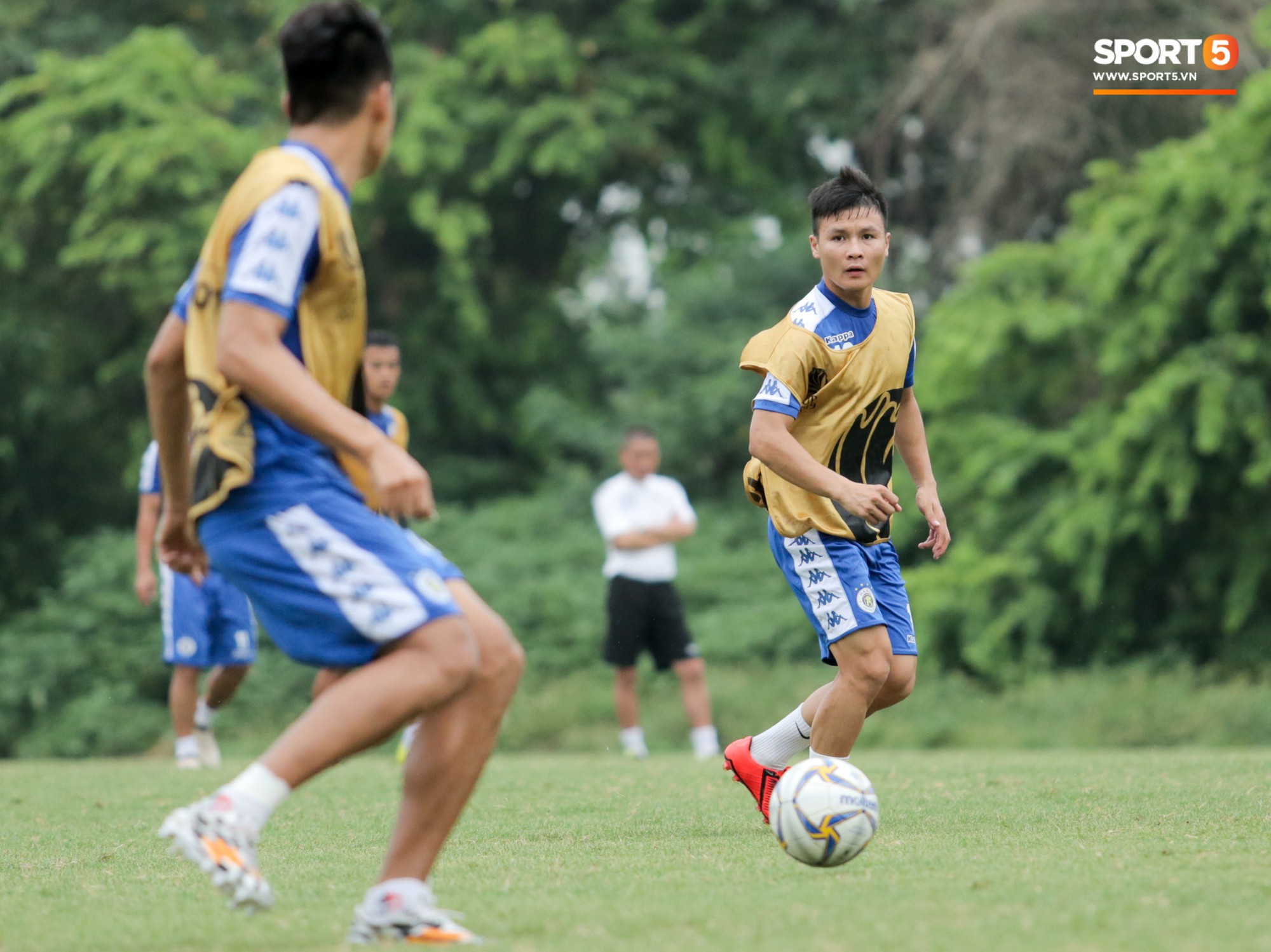 Bùi Tiến Dũng dính đòn, cầu thủ trẻ Hà Nội FC lấy ve sầu trêu đồng đội trước trận bán kết lượt về AFC Cup - Ảnh 8.