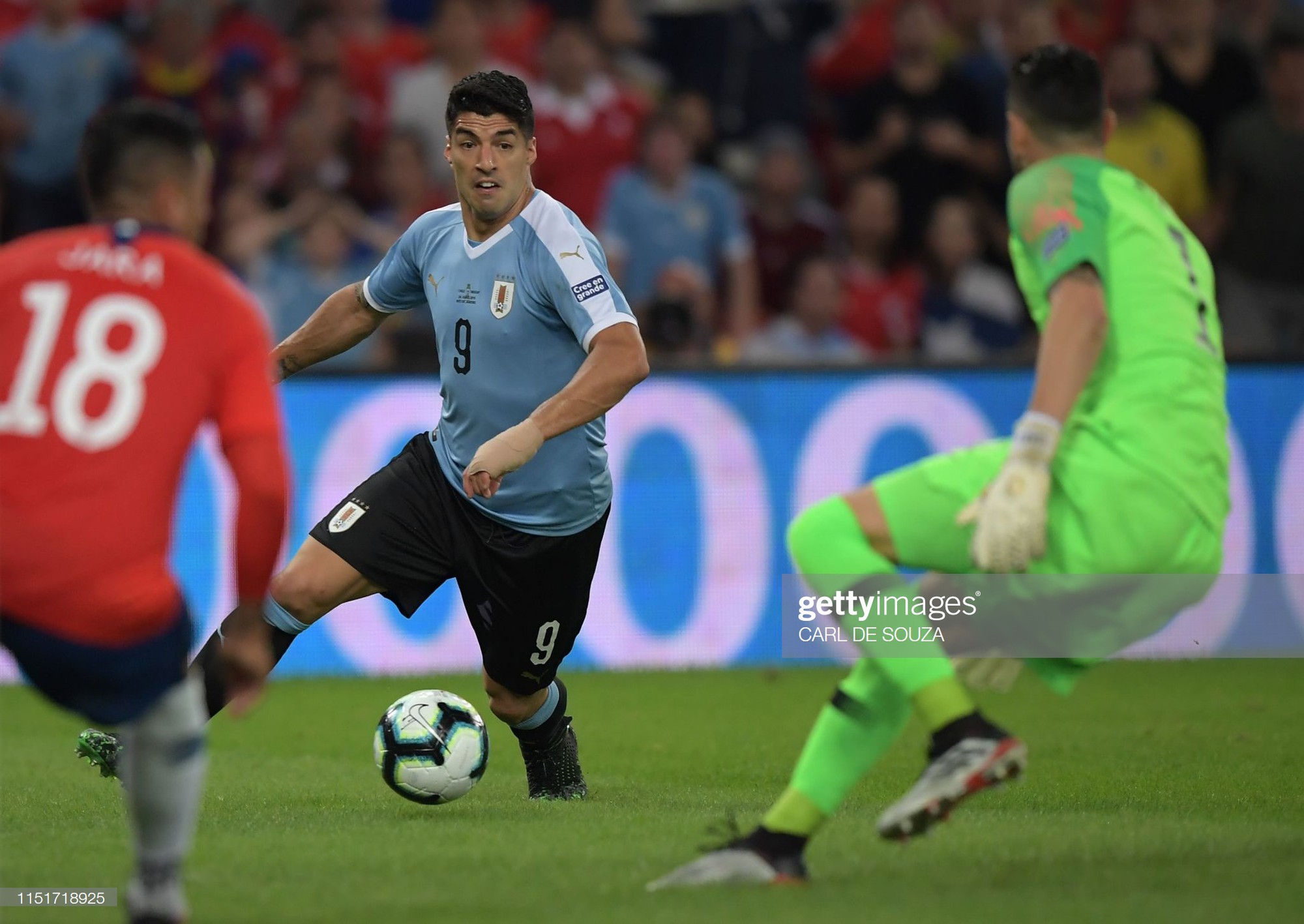 Phút hớ hênh của anh bạn thân Messi đang chơi cho tuyển Uruguay: Đòi penalty vì bóng... chạm tay thủ môn - Ảnh 1.