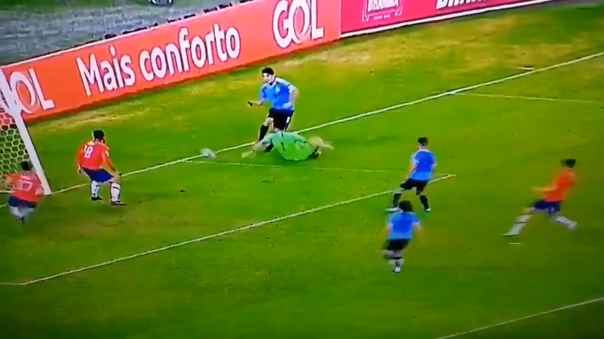 Phút hớ hênh của anh bạn thân Messi đang chơi cho tuyển Uruguay: Đòi penalty vì bóng... chạm tay thủ môn - Ảnh 2.