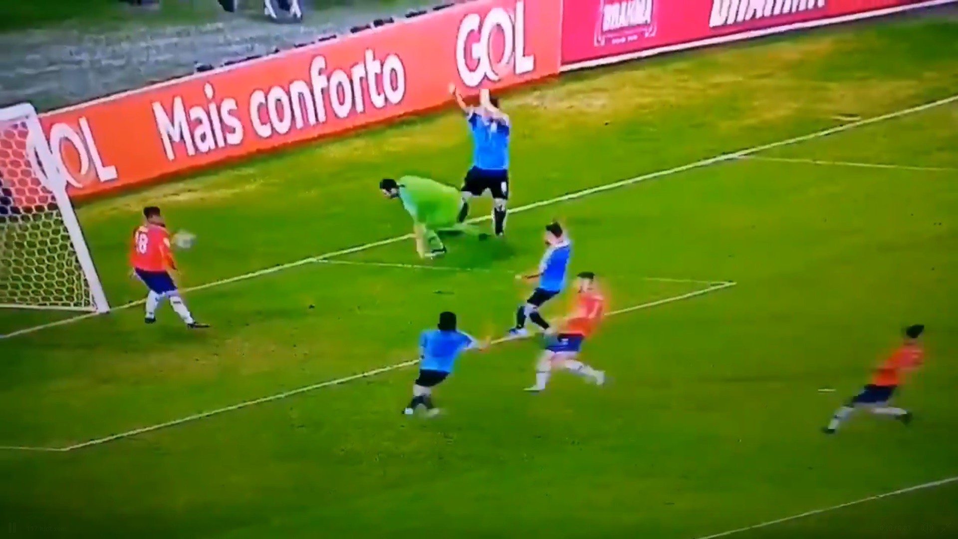 Phút hớ hênh của anh bạn thân Messi đang chơi cho tuyển Uruguay: Đòi penalty vì bóng... chạm tay thủ môn - Ảnh 3.
