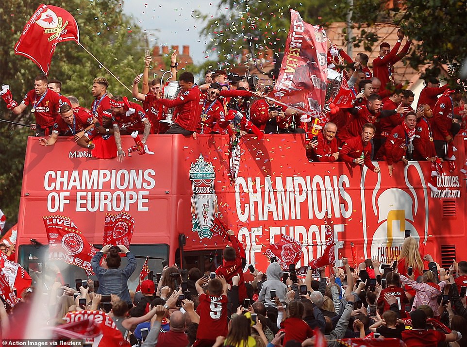 Liverpool rước cúp vô địch Champions League: Biển người nhuộm đỏ thành phố cảng sau 14 năm mòn mỏi chờ đợi - Ảnh 11.