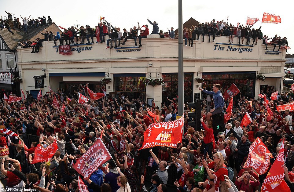 Liverpool rước cúp vô địch Champions League: Biển người nhuộm đỏ thành phố cảng sau 14 năm mòn mỏi chờ đợi - Ảnh 12.