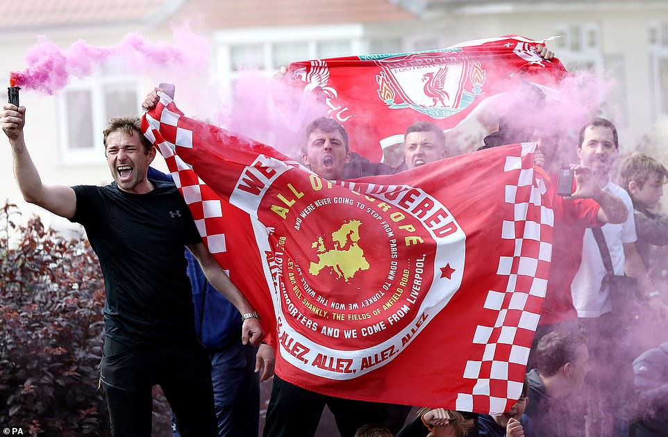 Liverpool rước cúp vô địch Champions League: Biển người nhuộm đỏ thành phố cảng sau 14 năm mòn mỏi chờ đợi - Ảnh 13.