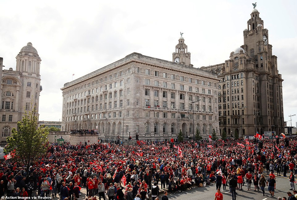 Liverpool rước cúp vô địch Champions League: Biển người nhuộm đỏ thành phố cảng sau 14 năm mòn mỏi chờ đợi - Ảnh 14.