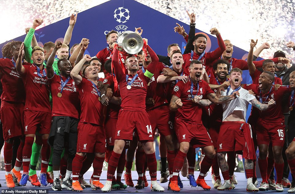 Liverpool rước cúp vô địch Champions League: Biển người nhuộm đỏ thành phố cảng sau 14 năm mòn mỏi chờ đợi - Ảnh 15.