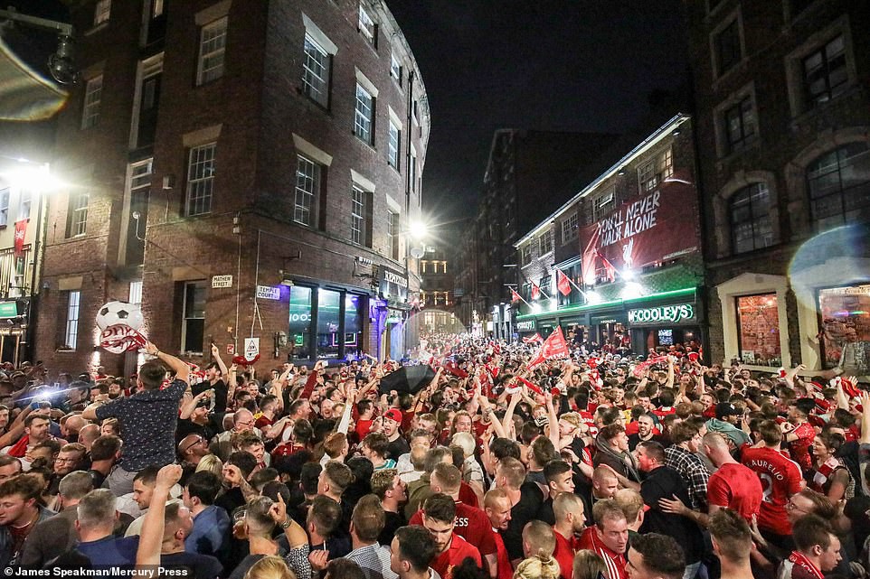 Liverpool rước cúp vô địch Champions League: Biển người nhuộm đỏ thành phố cảng sau 14 năm mòn mỏi chờ đợi - Ảnh 16.