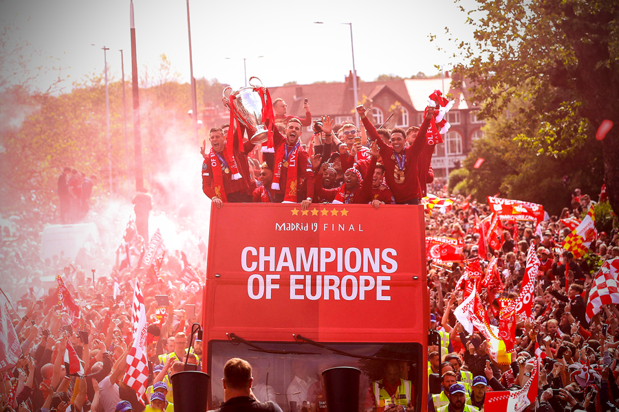 Liverpool rước cúp vô địch Champions League: Biển người nhuộm đỏ thành phố cảng sau 14 năm mòn mỏi chờ đợi - Ảnh 2.