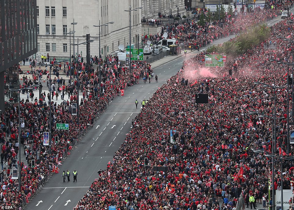 Liverpool rước cúp vô địch Champions League: Biển người nhuộm đỏ thành phố cảng sau 14 năm mòn mỏi chờ đợi - Ảnh 4.