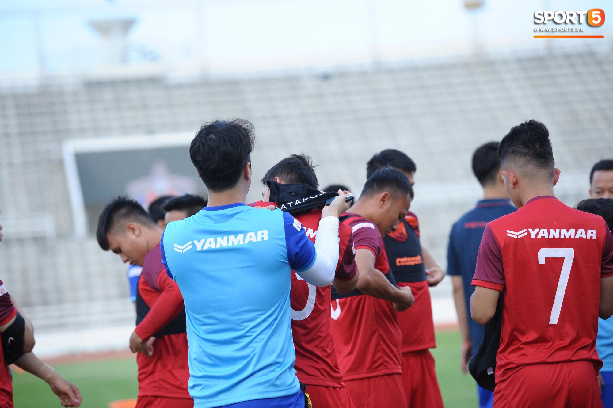 HLV thể lực người Hàn đi tất in cờ Việt Nam và sự chăm lo của những người thầm lặng trước thềm Kings Cup 2019 - Ảnh 7.