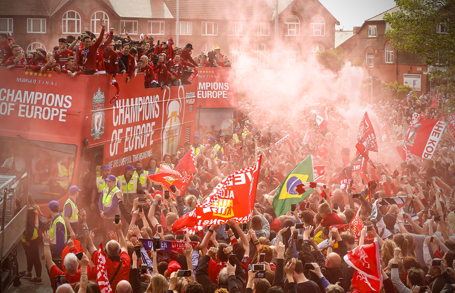 Liverpool rước cúp vô địch Champions League: Biển người nhuộm đỏ thành phố cảng sau 14 năm mòn mỏi chờ đợi - Ảnh 6.