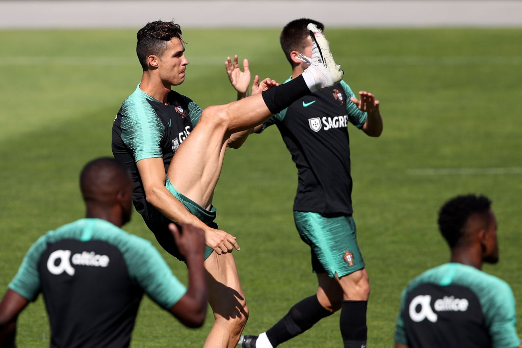Bồ Đào Nha tập trung chuẩn bị bán kết Nations League: Chẳng gì chiếm spotlight tốt bằng cặp giò vĩ đại của Cristiano Ronaldo - Ảnh 3.