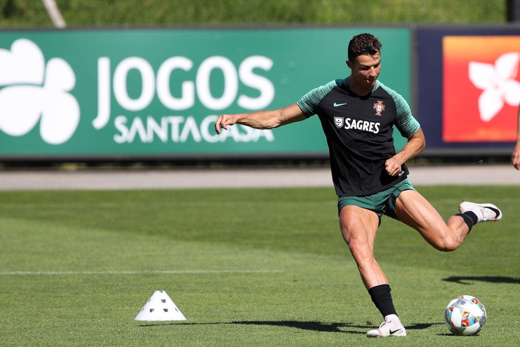 Bồ Đào Nha tập trung chuẩn bị bán kết Nations League: Chẳng gì chiếm spotlight tốt bằng cặp giò vĩ đại của Cristiano Ronaldo - Ảnh 7.