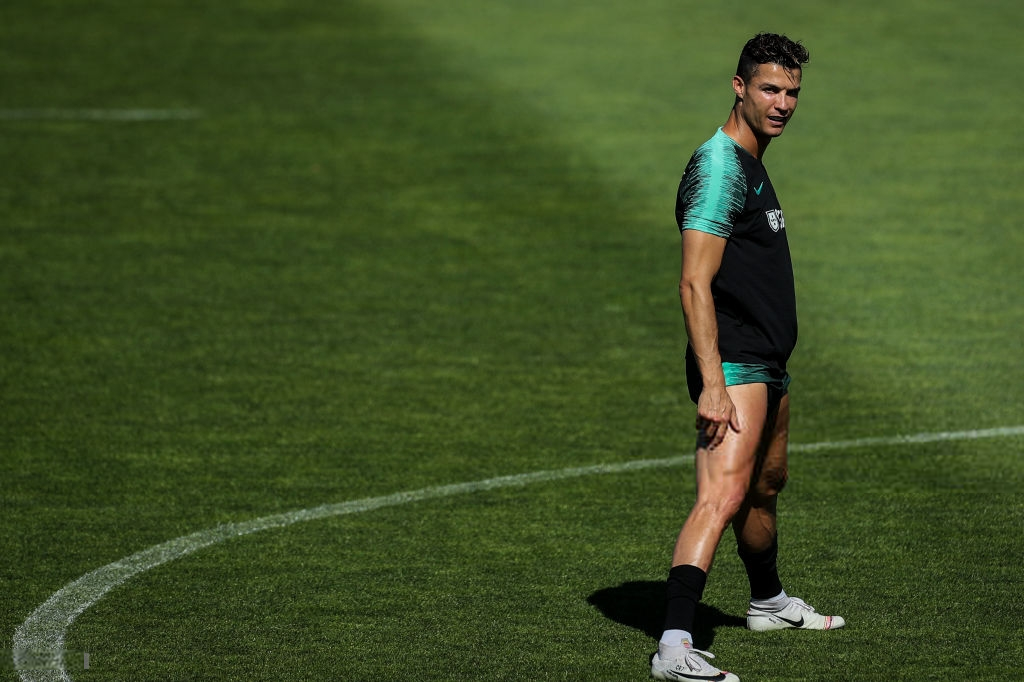 Bồ Đào Nha tập trung chuẩn bị bán kết Nations League: Chẳng gì chiếm spotlight tốt bằng cặp giò vĩ đại của Cristiano Ronaldo - Ảnh 8.