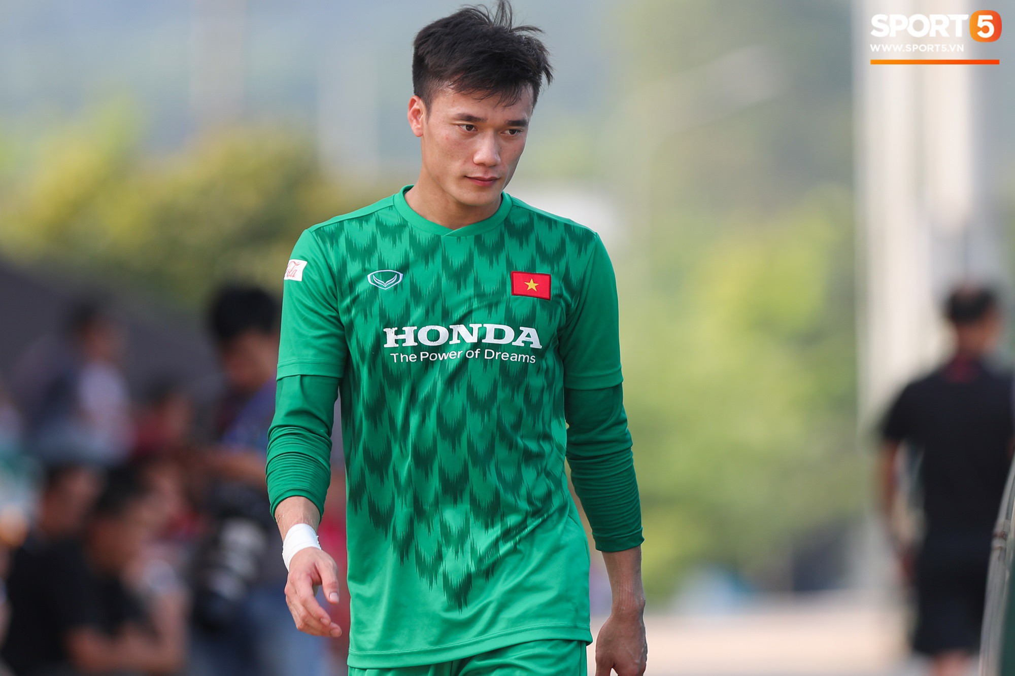 Bùi Tiến Dũng xuất hiện với cổ tay băng bó, trầm tư làm khán giả trong trận đấu tập của U23 Việt Nam - Ảnh 1.