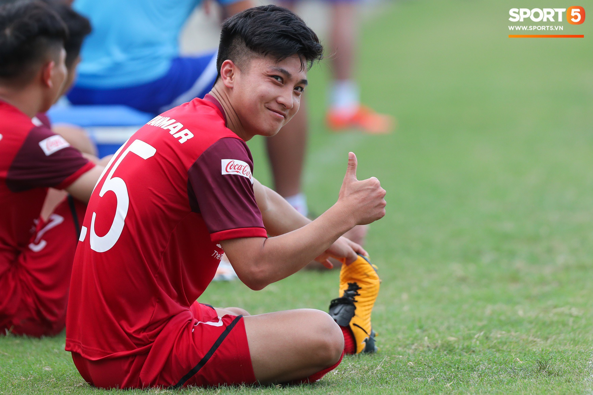 Bùi Tiến Dũng xuất hiện với cổ tay băng bó, trầm tư làm khán giả trong trận đấu tập của U23 Việt Nam - Ảnh 9.
