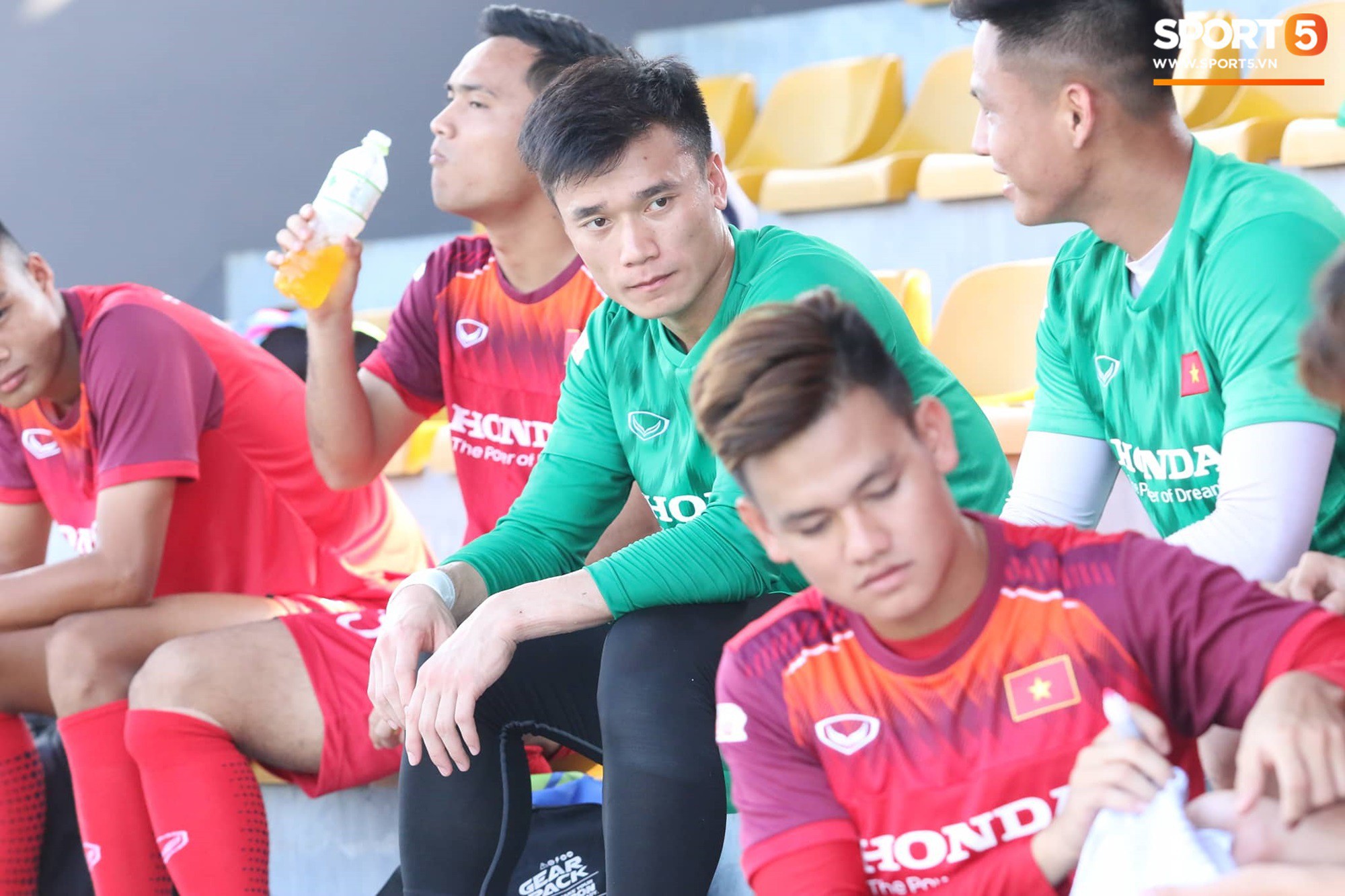 Bùi Tiến Dũng xuất hiện với cổ tay băng bó, trầm tư làm khán giả trong trận đấu tập của U23 Việt Nam - Ảnh 2.