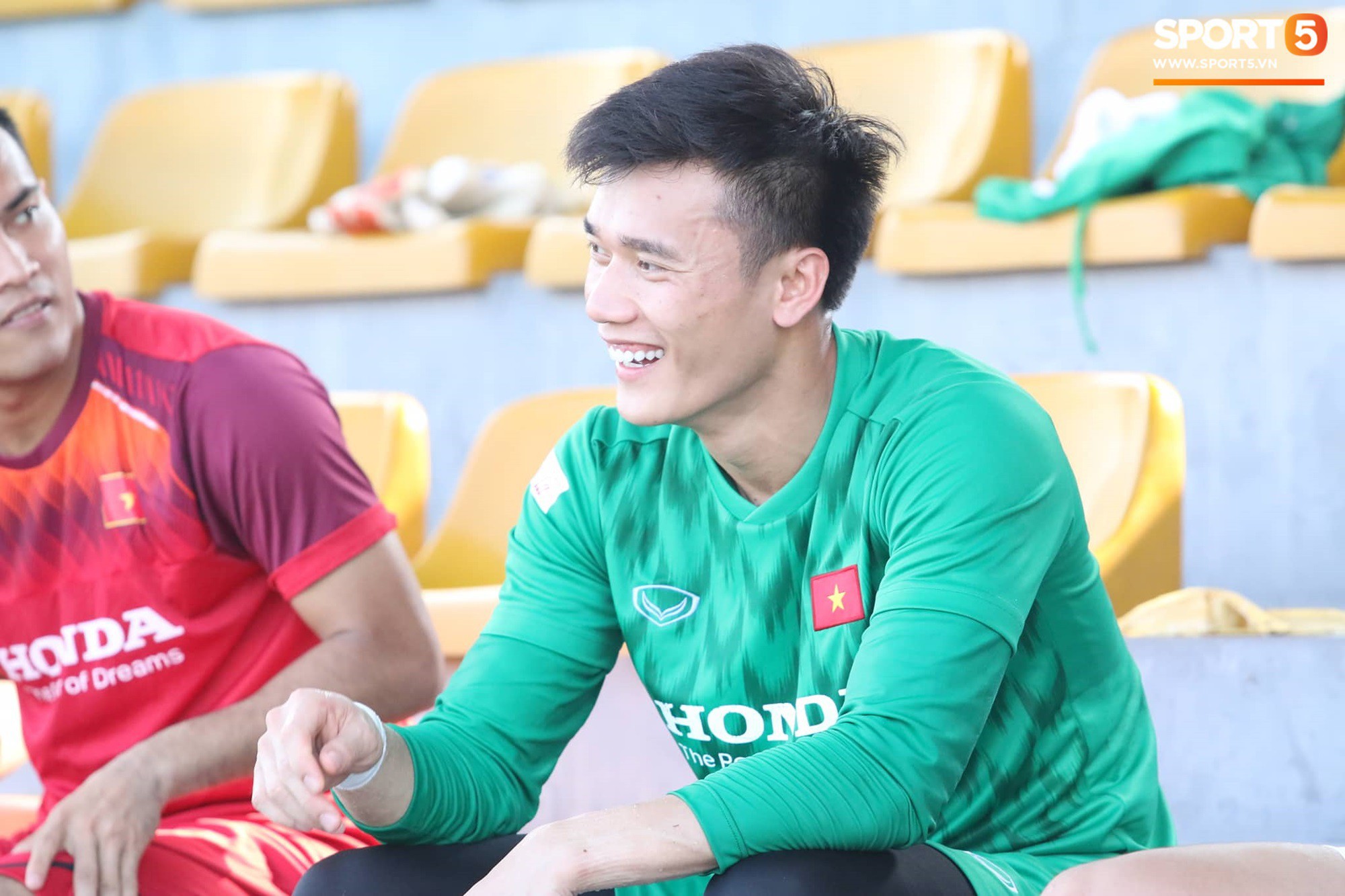 Bùi Tiến Dũng xuất hiện với cổ tay băng bó, trầm tư làm khán giả trong trận đấu tập của U23 Việt Nam - Ảnh 3.