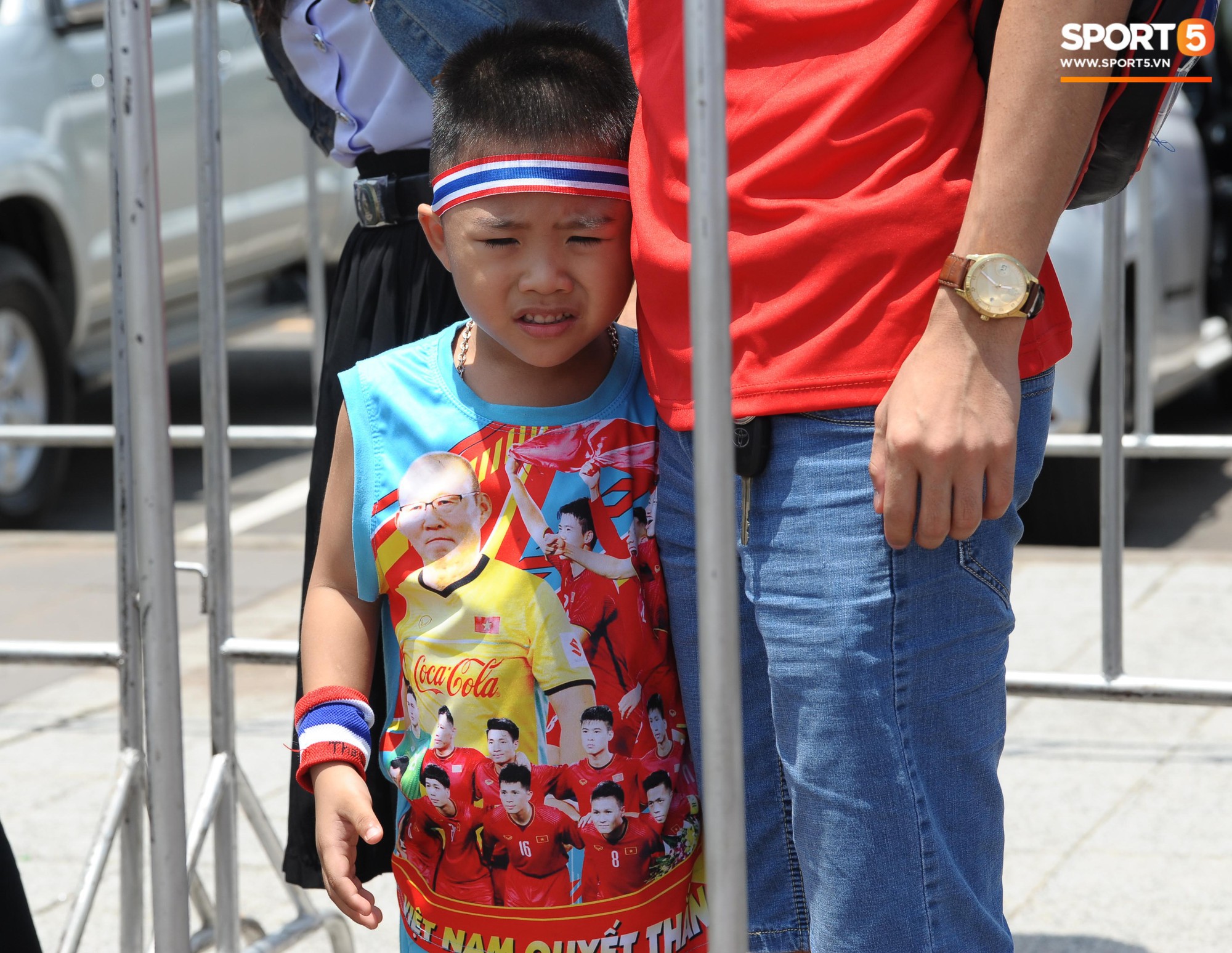 Ngộ nghĩnh hình ảnh fan nhí đội nắng đi mua vé cổ vũ Việt Nam thắng Thái Lan - Ảnh 4.