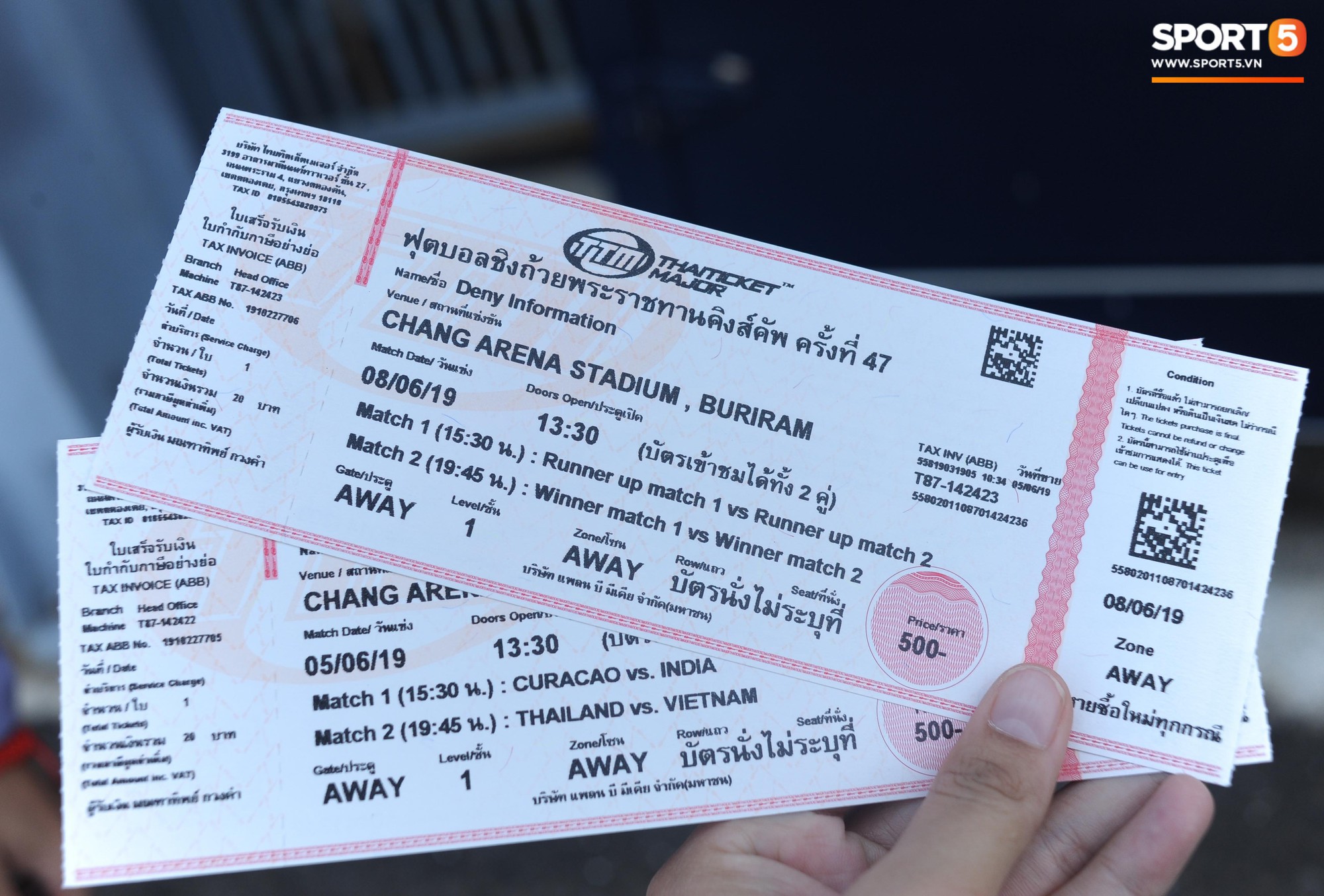 Ngộ nghĩnh hình ảnh fan nhí đội nắng đi mua vé cổ vũ Việt Nam thắng Thái Lan - Ảnh 7.