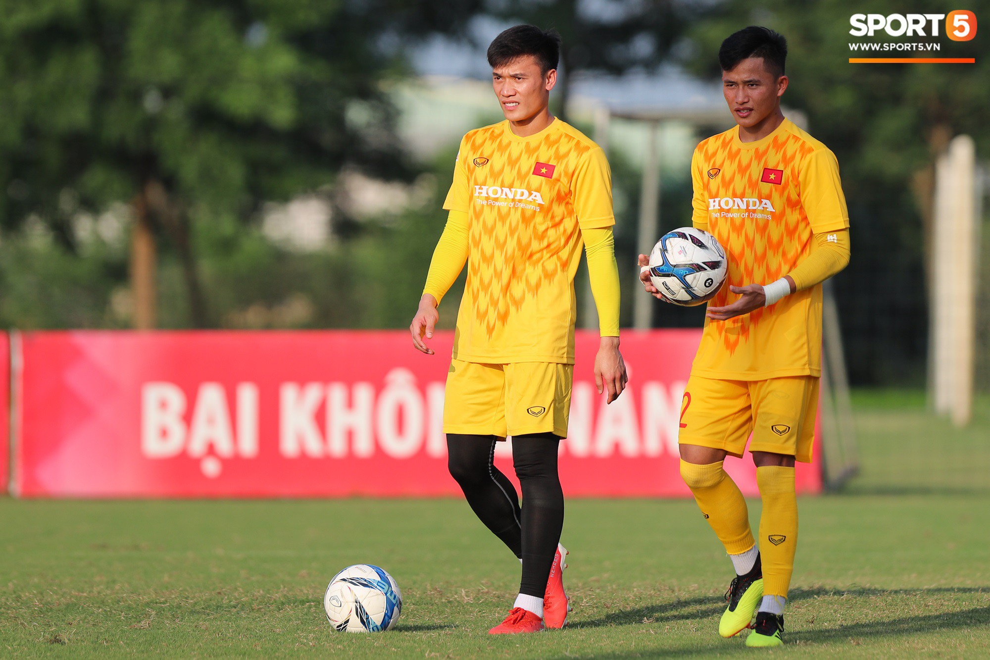 Bùi Tiến Dũng xuất hiện với cổ tay băng bó, trầm tư làm khán giả trong trận đấu tập của U23 Việt Nam - Ảnh 6.