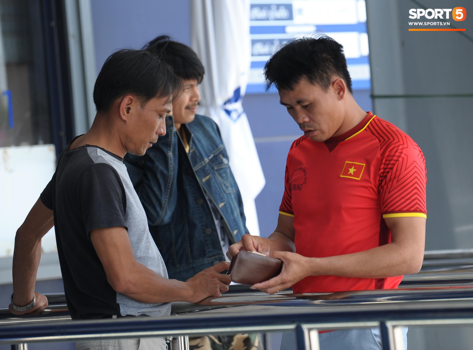 Ngộ nghĩnh hình ảnh fan nhí đội nắng đi mua vé cổ vũ Việt Nam thắng Thái Lan - Ảnh 8.