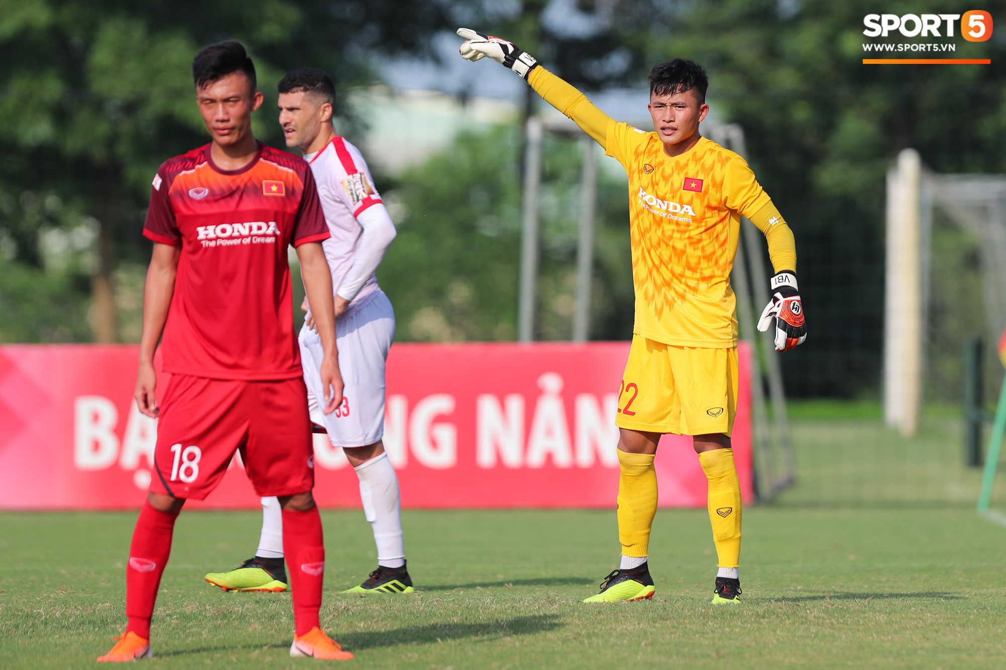 Bùi Tiến Dũng xuất hiện với cổ tay băng bó, trầm tư làm khán giả trong trận đấu tập của U23 Việt Nam - Ảnh 7.