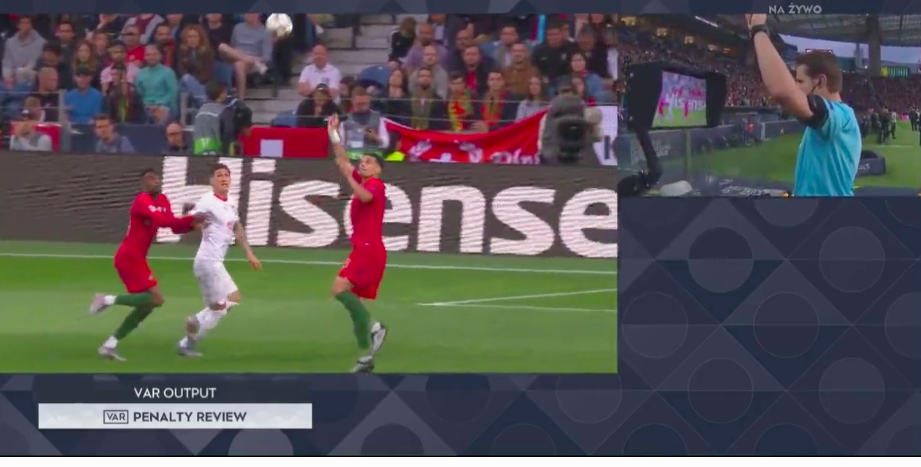 Chuyện không thể tin nổi ở trận đấu của Ronaldo: Cầu thủ Thuỵ Sĩ vấp chân tự ngã, trọng tài xem lại video xong vẫn cho hưởng phạt đền - Ảnh 1.