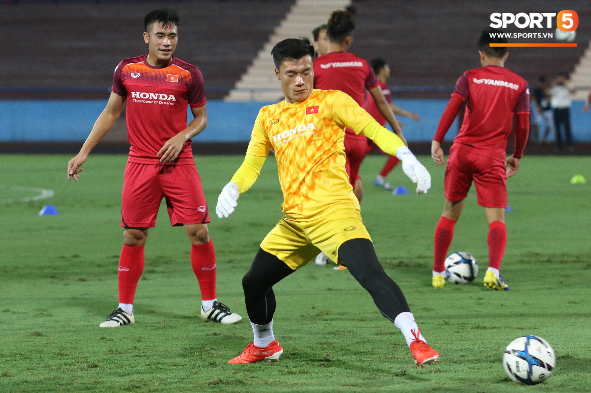 U23 Việt Nam tươi cười, tập luyện thoải mái trên mặt sân đẹp tại Phú Thọ - Ảnh 1.
