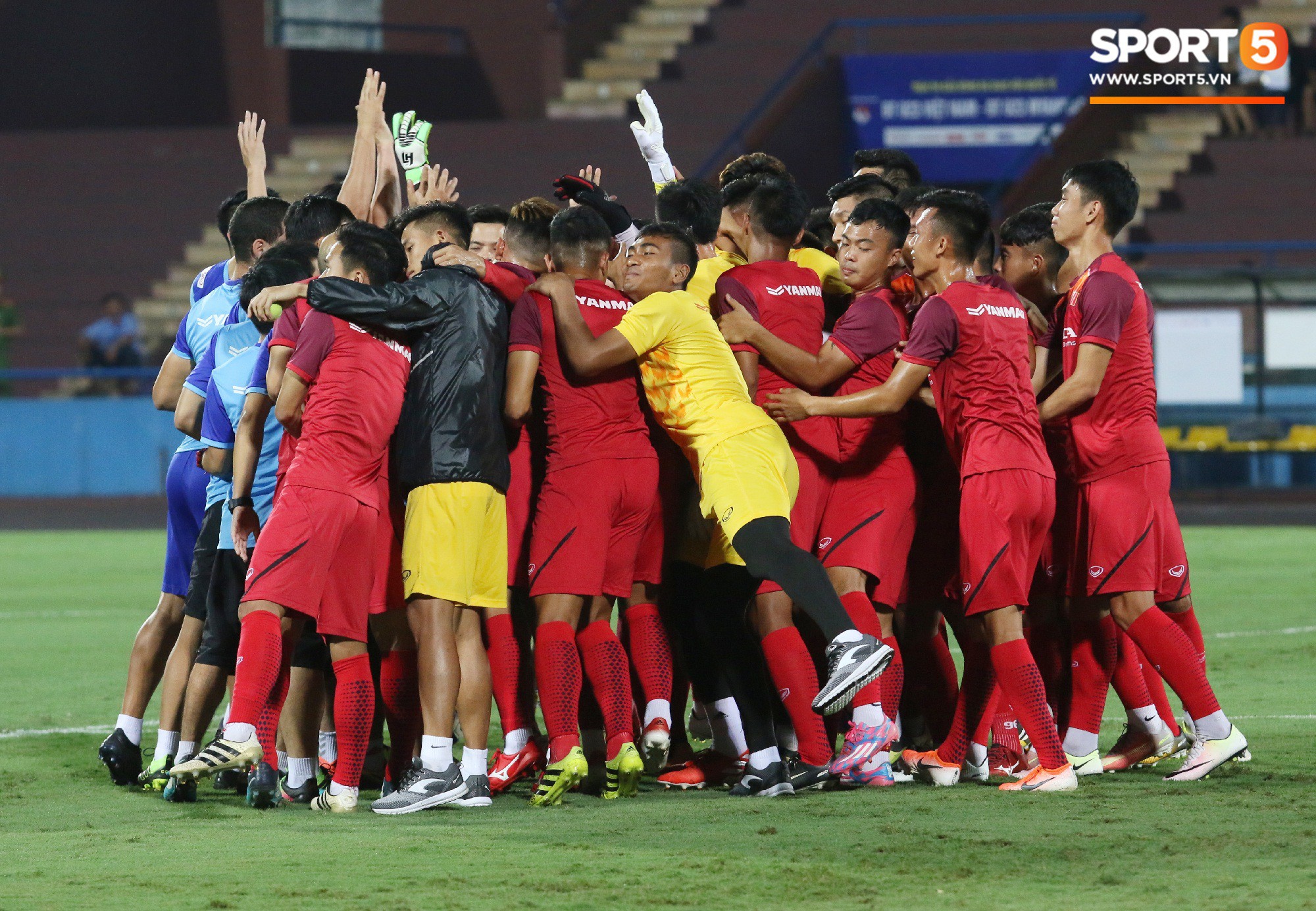U23 Việt Nam tươi cười, tập luyện thoải mái trên mặt sân đẹp tại Phú Thọ - Ảnh 7.