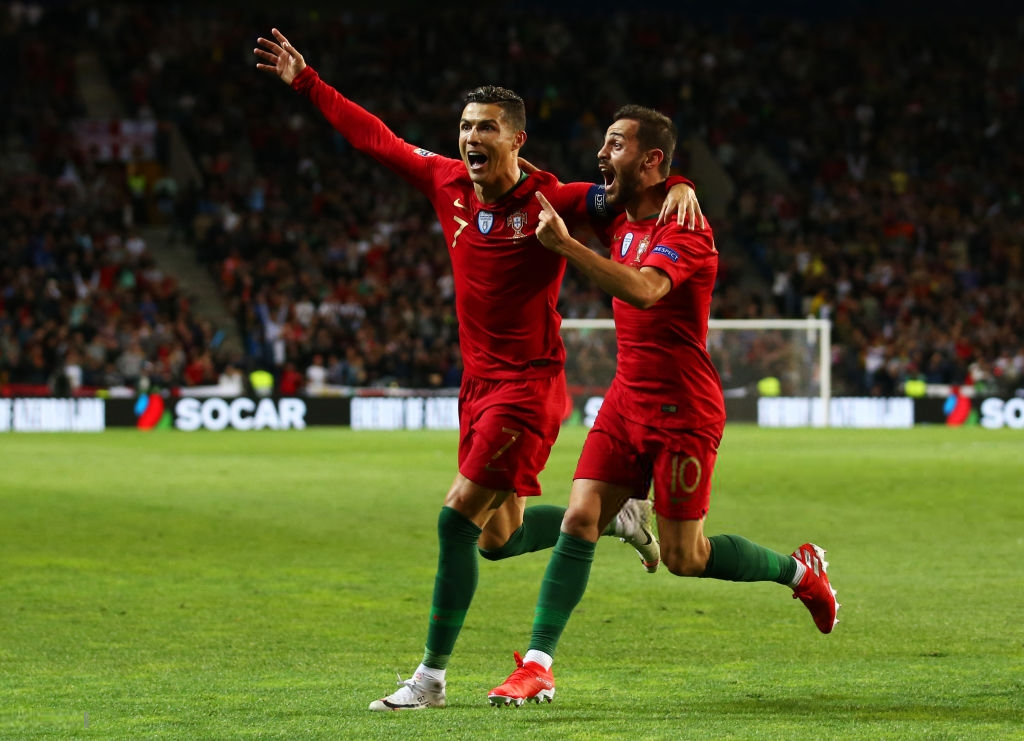 Chuyện không thể tin nổi ở trận đấu của Ronaldo: Cầu thủ Thuỵ Sĩ vấp chân tự ngã, trọng tài xem lại video xong vẫn cho hưởng phạt đền - Ảnh 2.