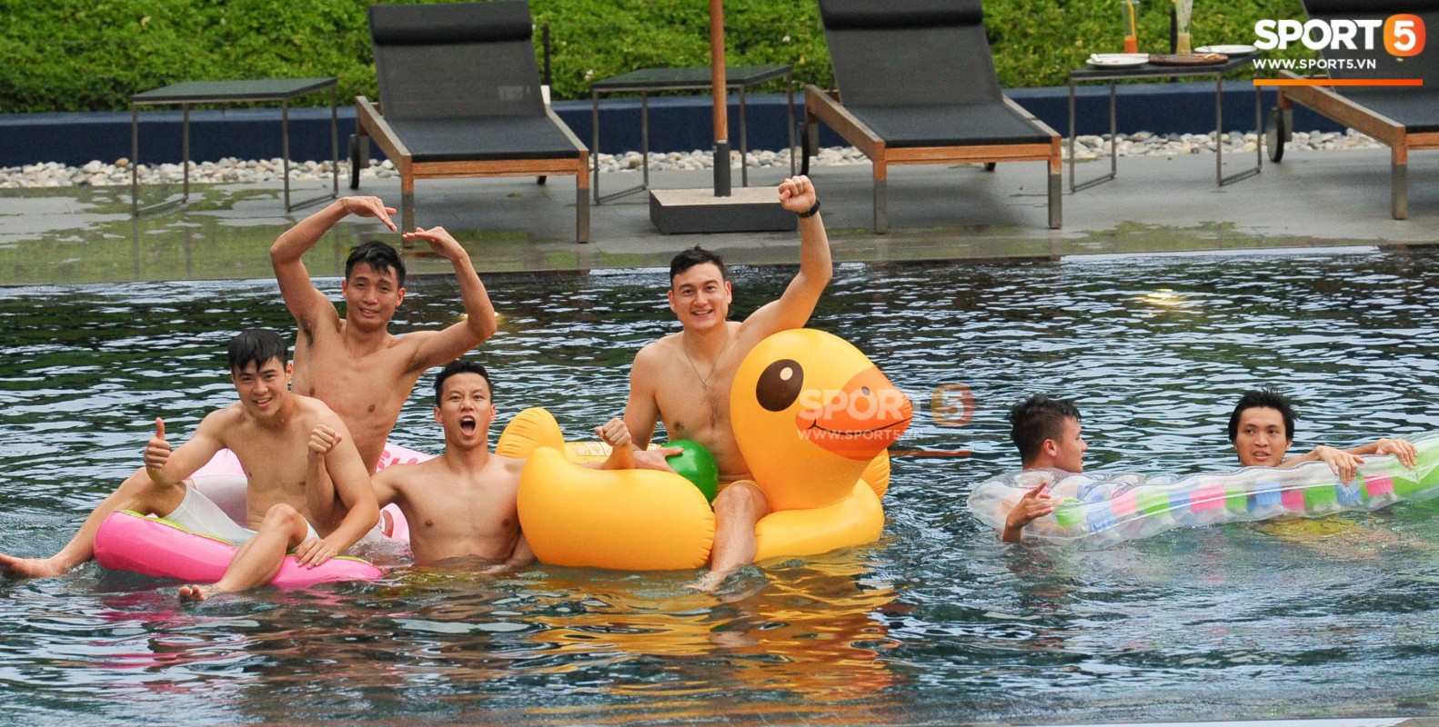Dàn tuyển thủ Việt Nam thoải mái tươi cười trên hồ bơi trước thềm trận chung kết Kings Cup 2019 - Ảnh 2.