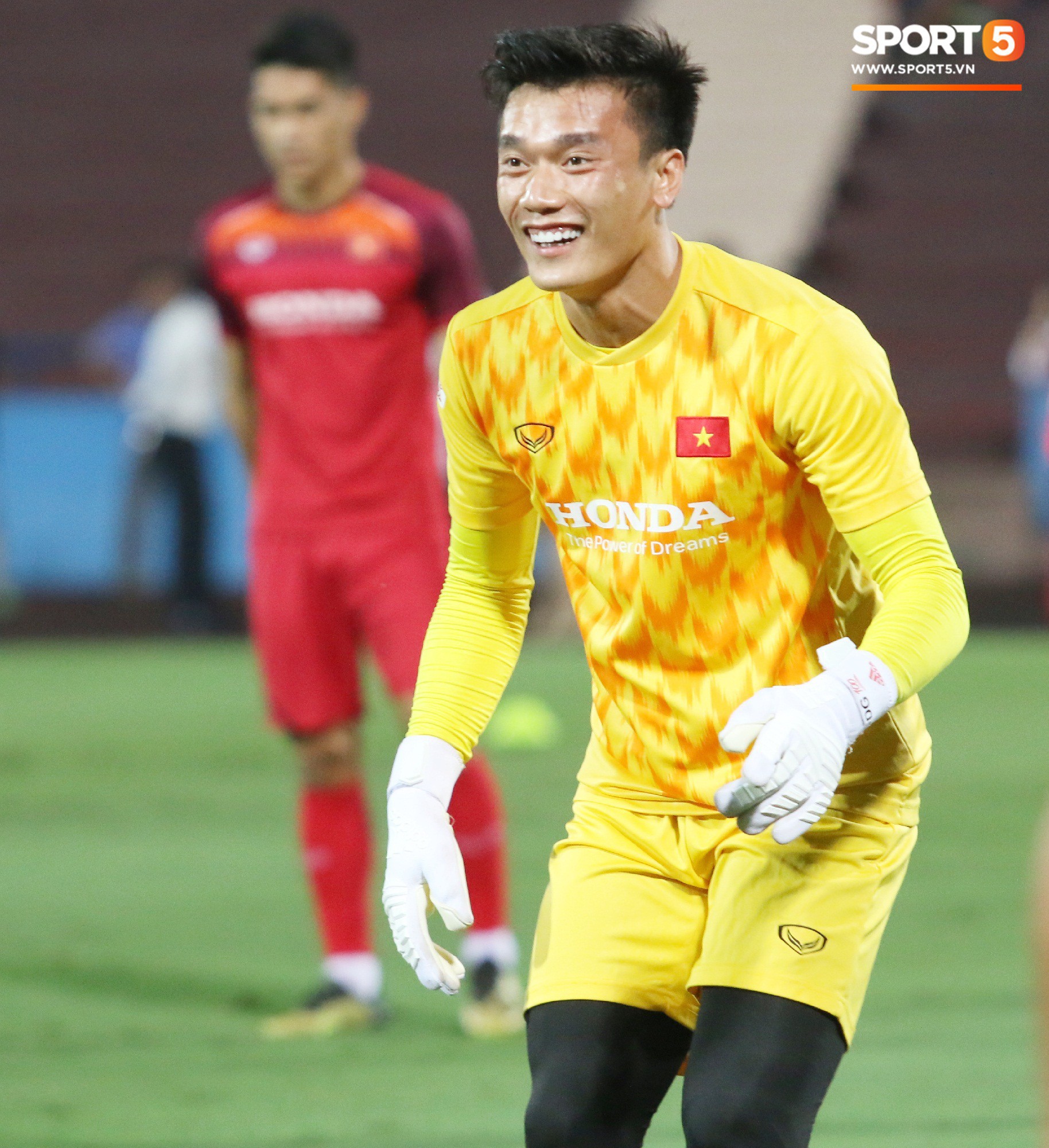 U23 Việt Nam tươi cười, tập luyện thoải mái trên mặt sân đẹp tại Phú Thọ - Ảnh 2.