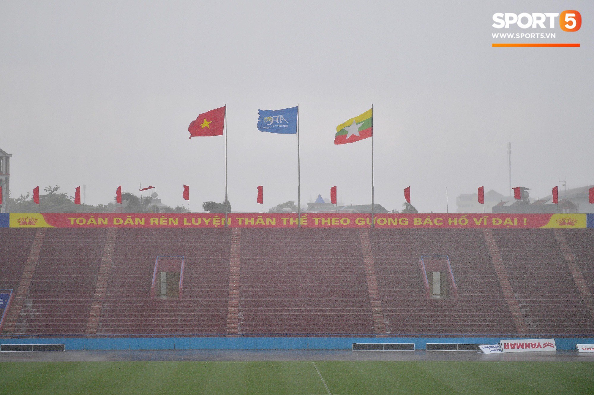 Sự cố khiến tất cả ngỡ ngàng trong ngày thành phố Việt Trì mưa lớn trước thềm trận đâu giữa U23 Việt Nam và U23 Myanmar - Ảnh 5.