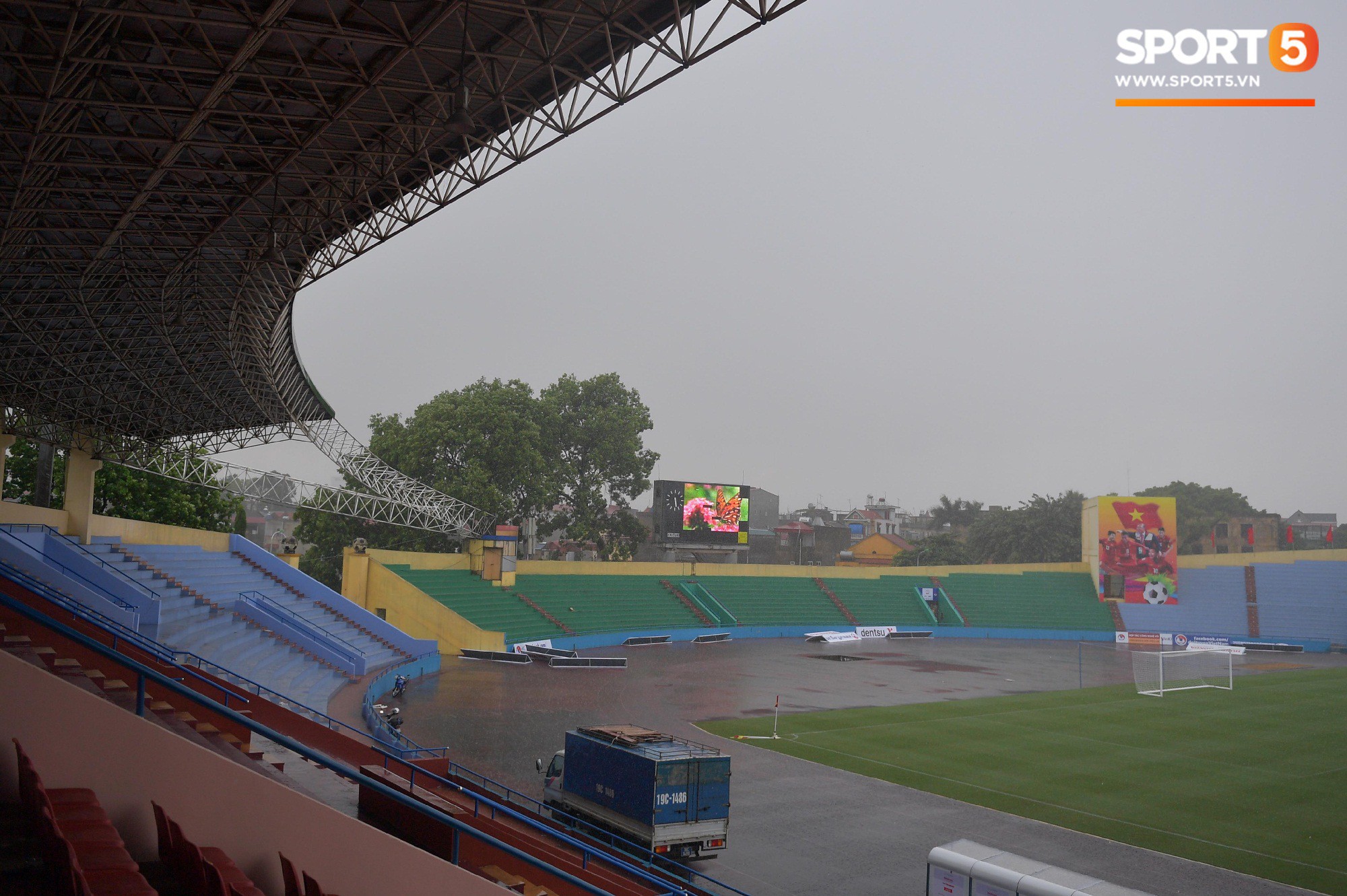 Sự cố khiến tất cả ngỡ ngàng trong ngày thành phố Việt Trì mưa lớn trước thềm trận đâu giữa U23 Việt Nam và U23 Myanmar - Ảnh 7.