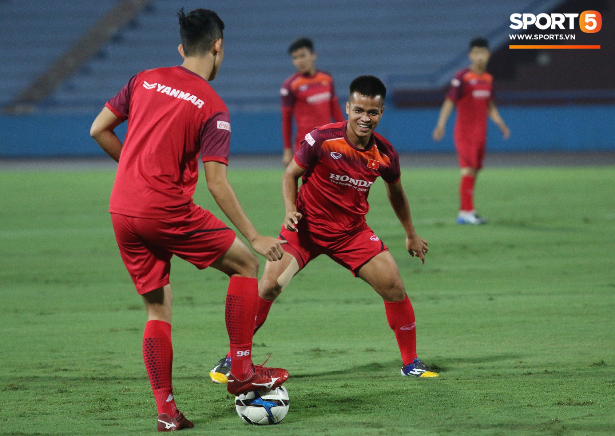 U23 Việt Nam tươi cười, tập luyện thoải mái trên mặt sân đẹp tại Phú Thọ - Ảnh 4.