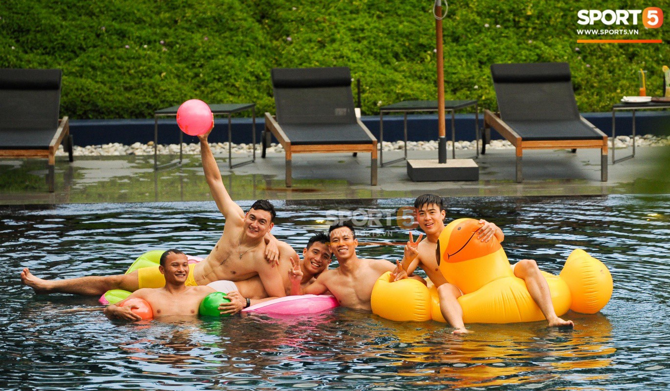 Dàn tuyển thủ Việt Nam thoải mái tươi cười trên hồ bơi trước thềm trận chung kết Kings Cup 2019 - Ảnh 7.
