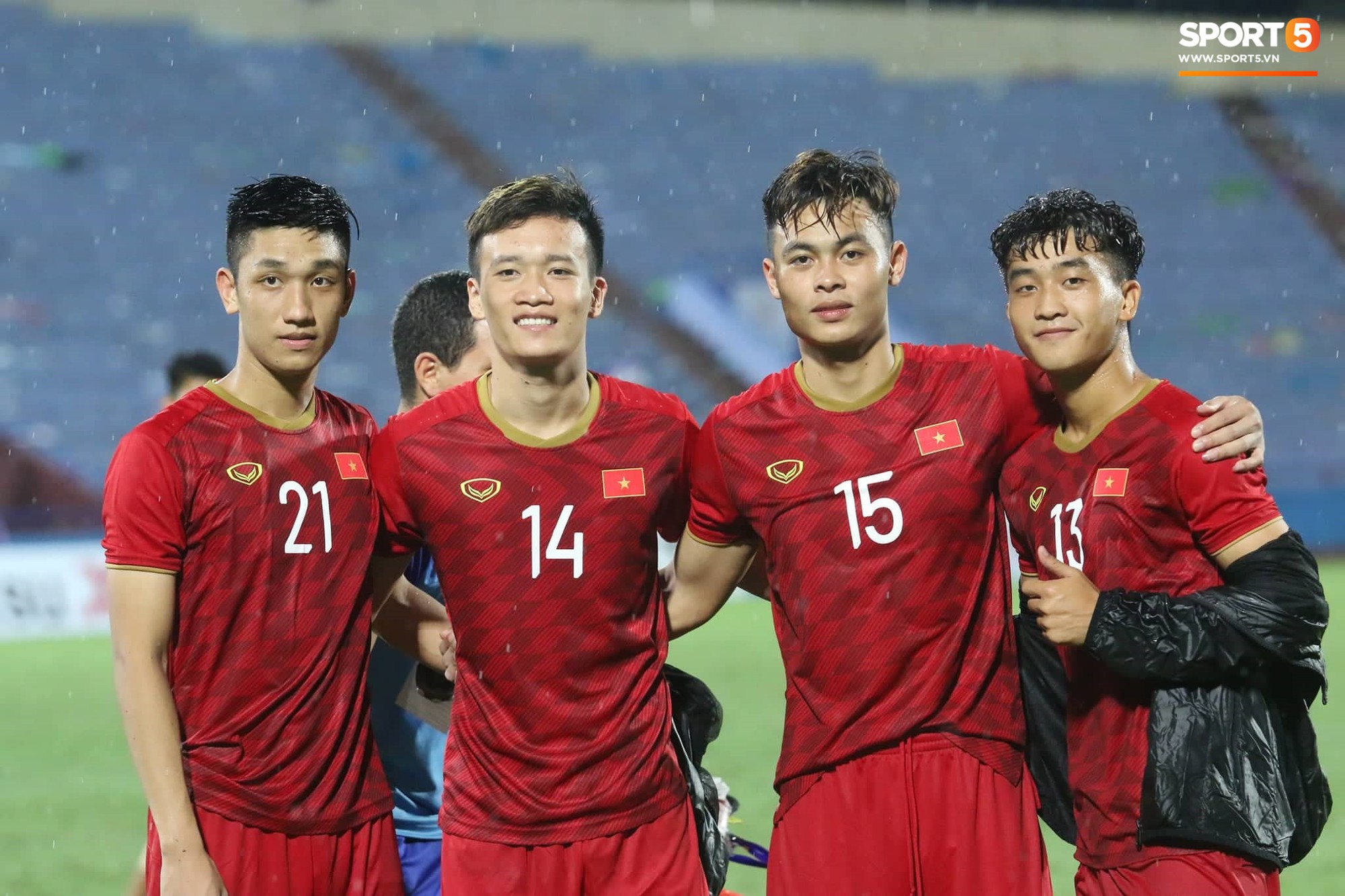 U23 Việt Nam đội mưa đi khắp khán đài cảm ơn người hâm mộ sau trận thắng U23 Myanmar - Ảnh 7.